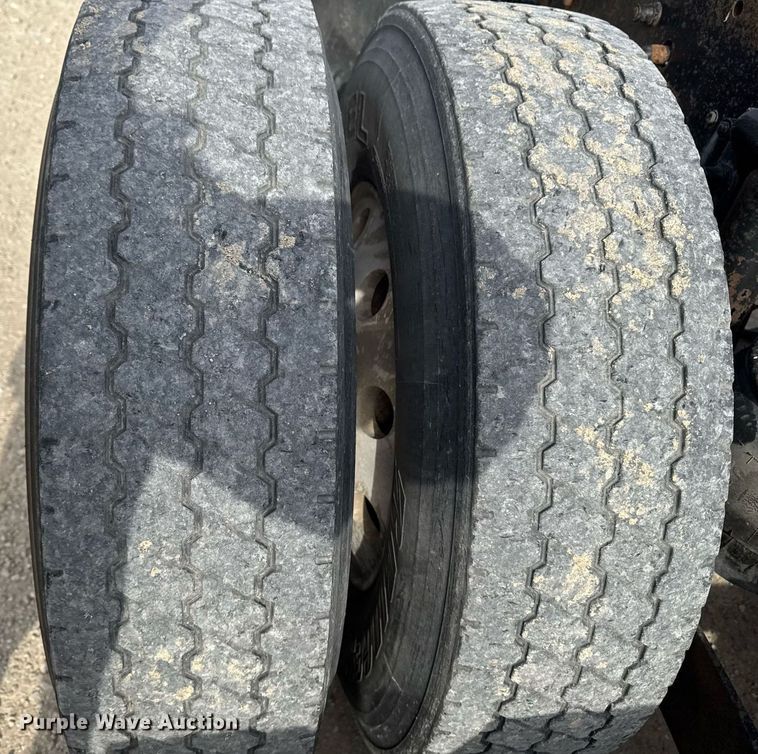 image for item DT0561 1999 Kenworth T800B truck cab and chassis