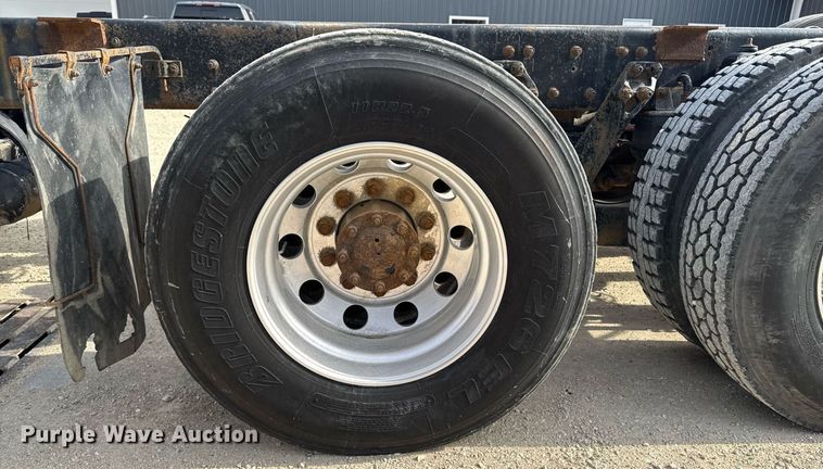 image for item DT0561 1999 Kenworth T800B truck cab and chassis