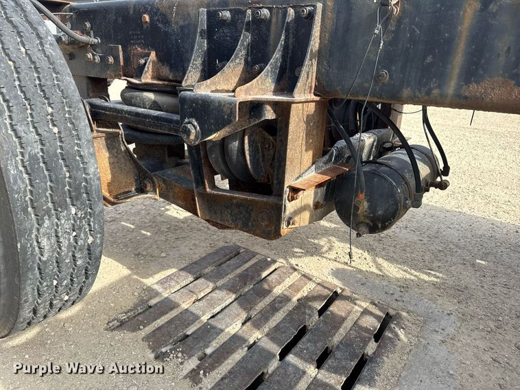 image for item DT0561 1999 Kenworth T800B truck cab and chassis