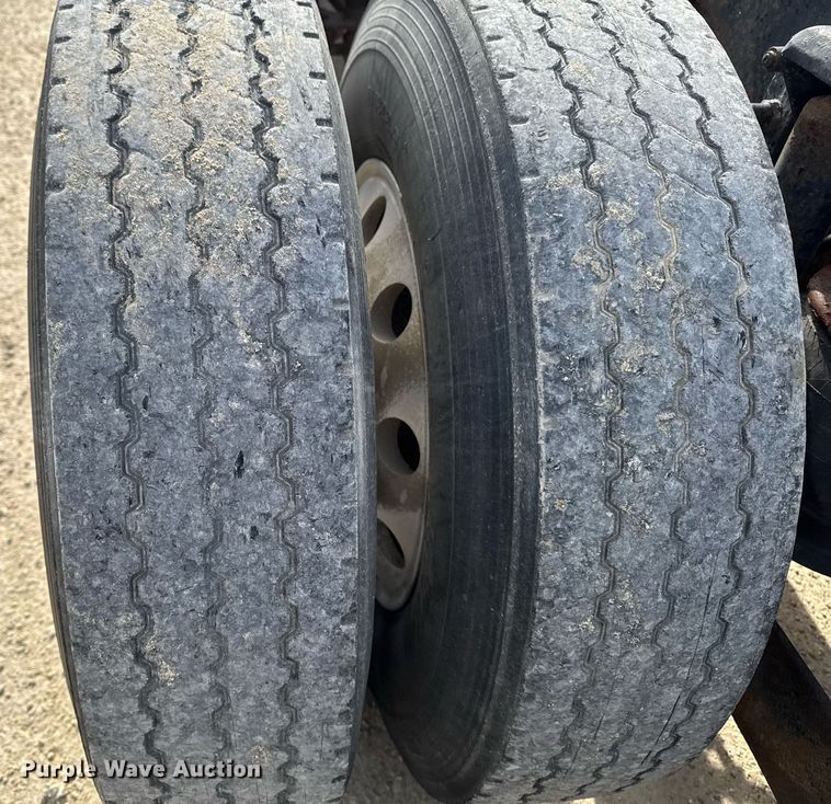 image for item DT0561 1999 Kenworth T800B truck cab and chassis