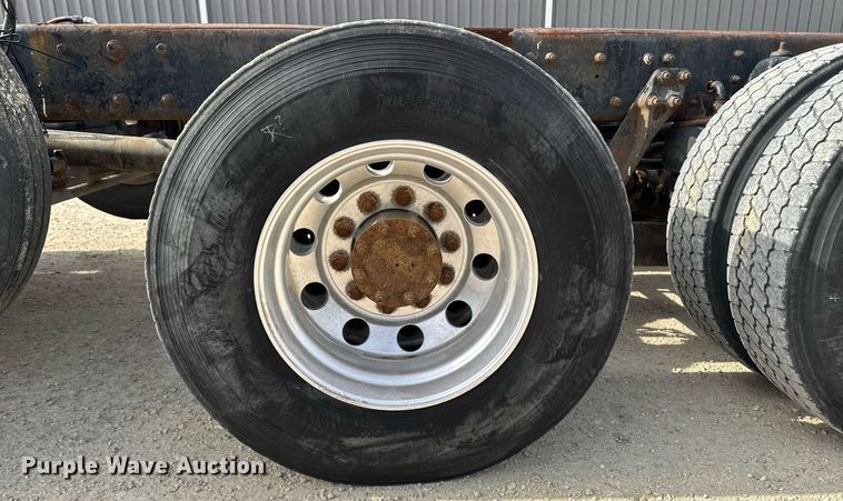 image for item DT0561 1999 Kenworth T800B truck cab and chassis