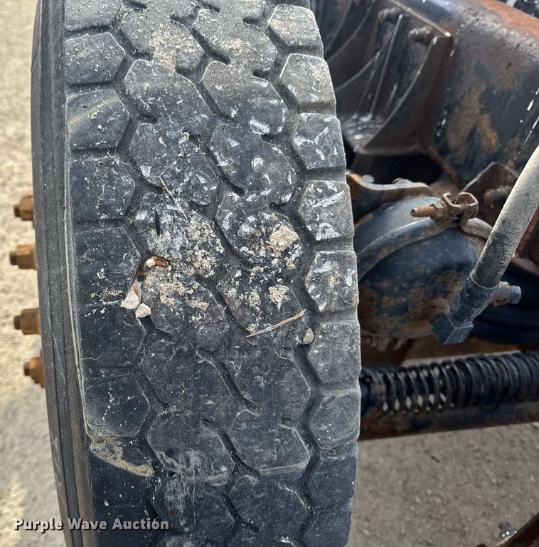 image for item DT0561 1999 Kenworth T800B truck cab and chassis