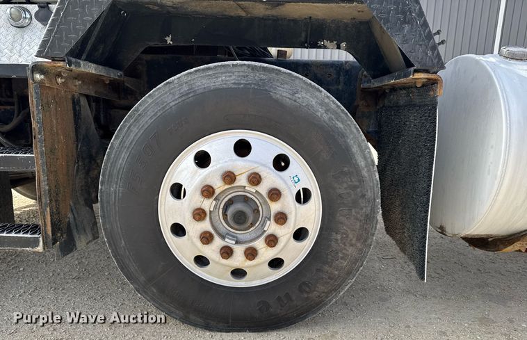 image for item DT0561 1999 Kenworth T800B truck cab and chassis