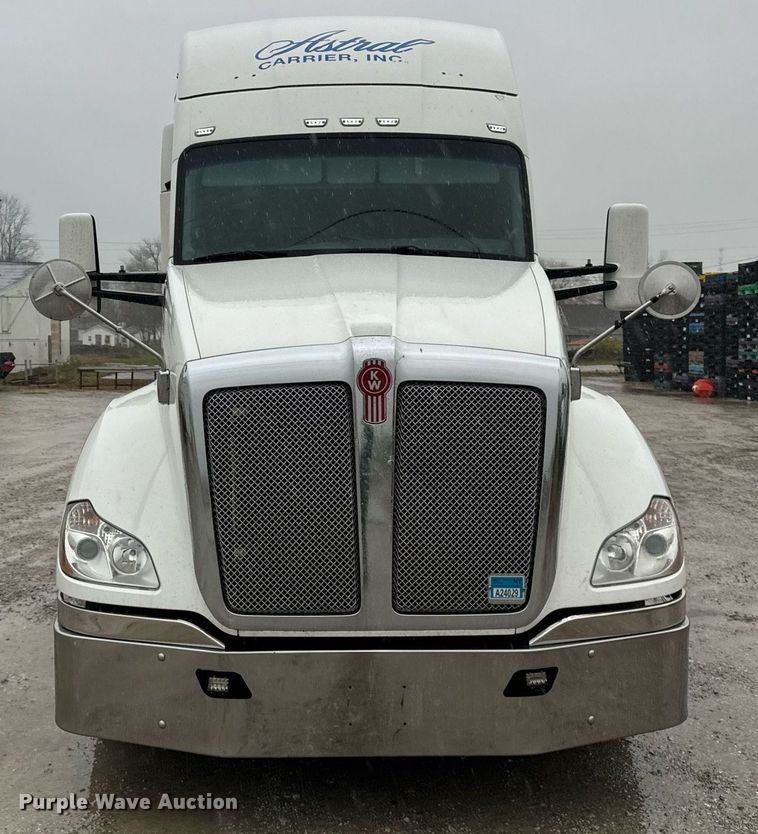 image for item DT2239 2016 Kenworth  T680 semi truck