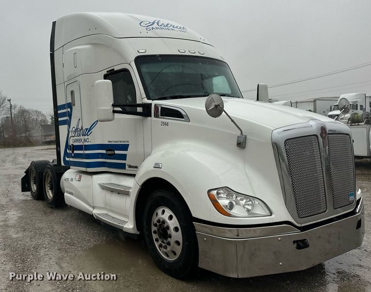 image for item DT2239 2016 Kenworth  T680 semi truck