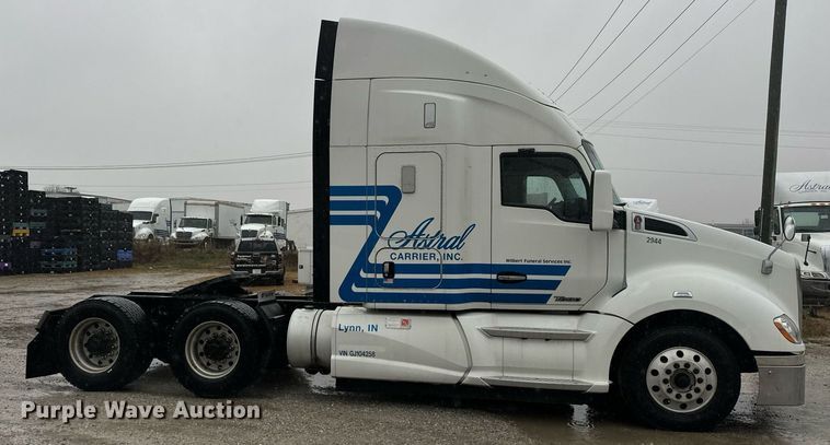image for item DT2239 2016 Kenworth  T680 semi truck
