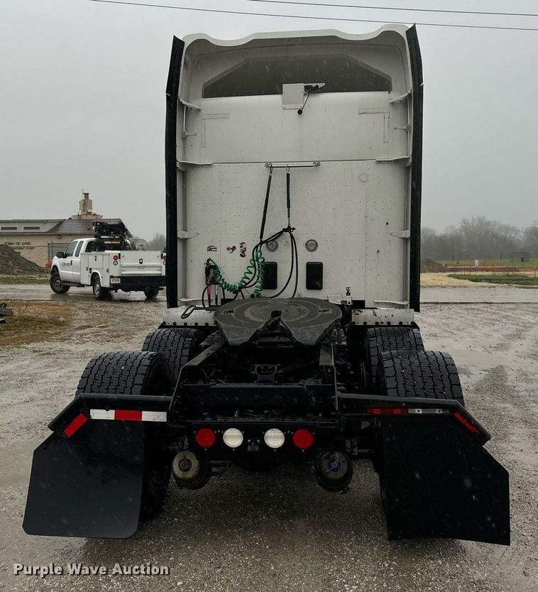 image for item DT2239 2016 Kenworth  T680 semi truck