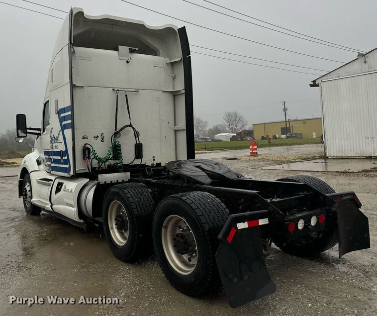 image for item DT2239 2016 Kenworth  T680 semi truck