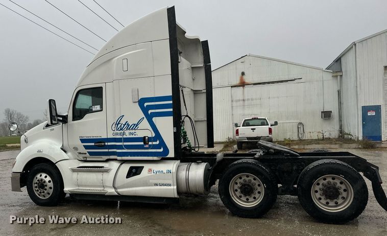 image for item DT2239 2016 Kenworth  T680 semi truck