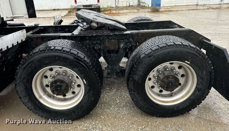 image for item DT2239 2016 Kenworth  T680 semi truck