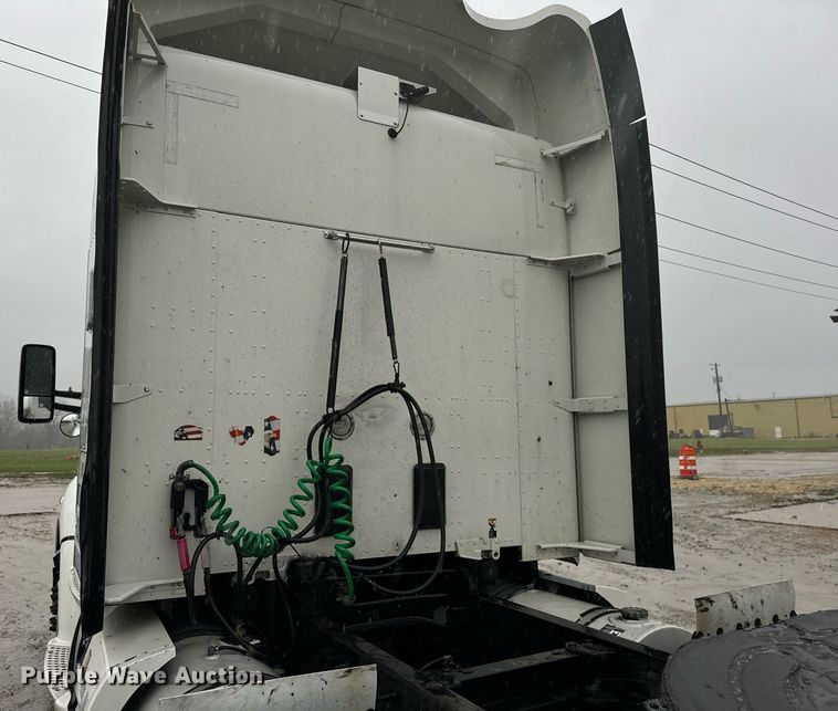image for item DT2239 2016 Kenworth  T680 semi truck