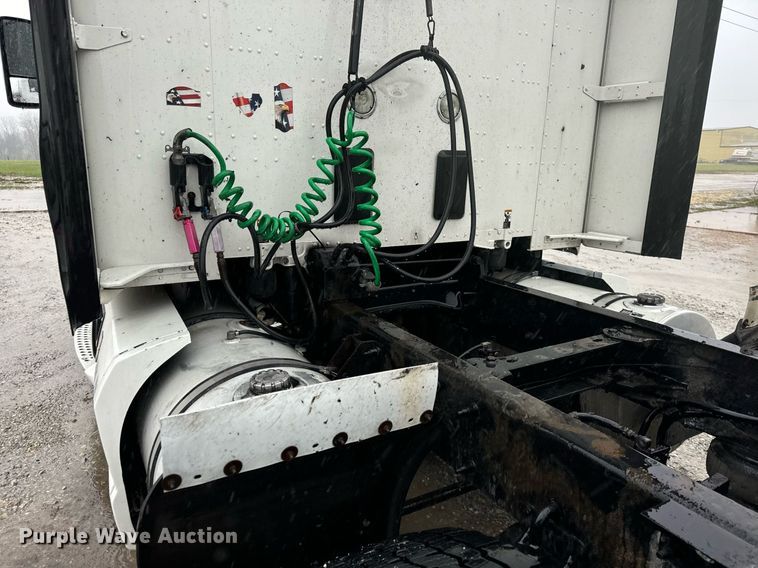 image for item DT2239 2016 Kenworth  T680 semi truck