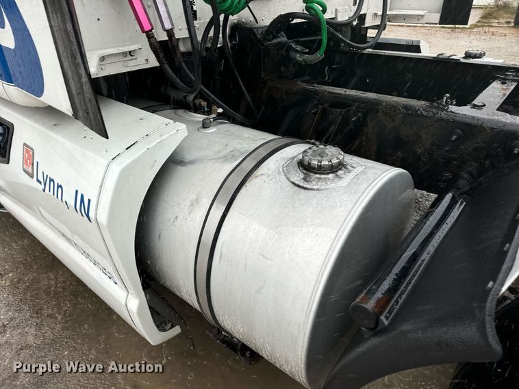 image for item DT2239 2016 Kenworth  T680 semi truck