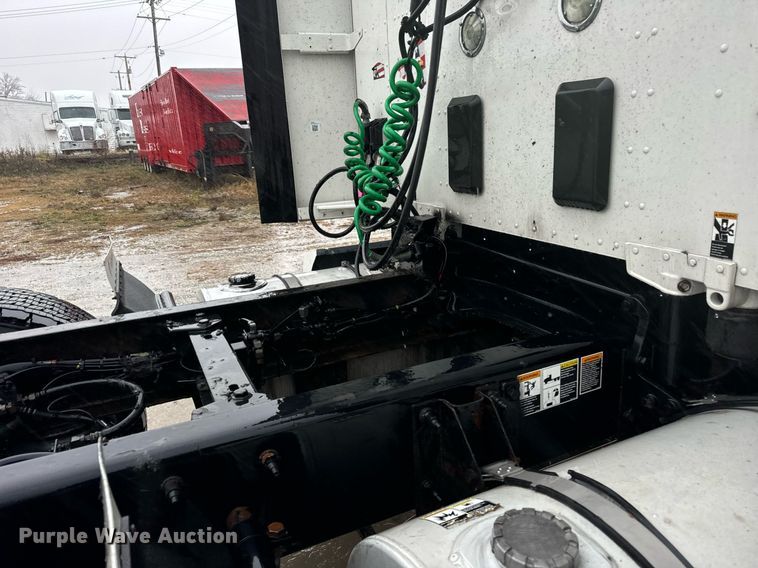 image for item DT2239 2016 Kenworth  T680 semi truck