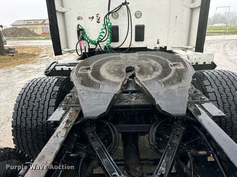 image for item DT2239 2016 Kenworth  T680 semi truck