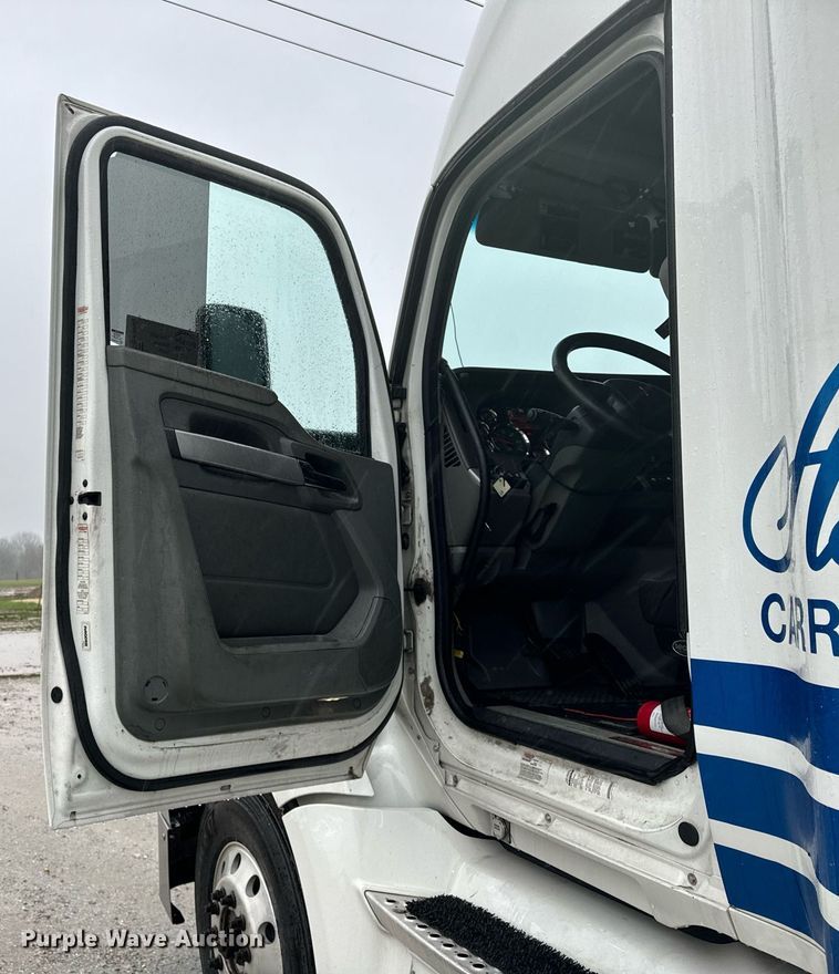 image for item DT2239 2016 Kenworth  T680 semi truck