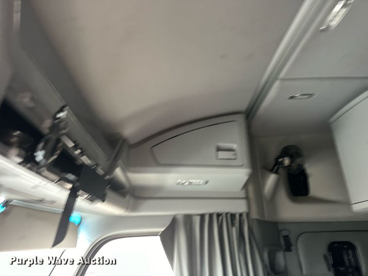 image for item DT2239 2016 Kenworth  T680 semi truck