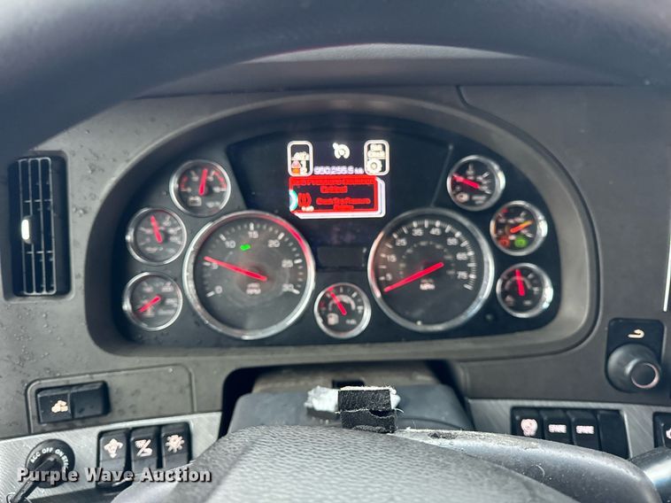 image for item DT2239 2016 Kenworth  T680 semi truck