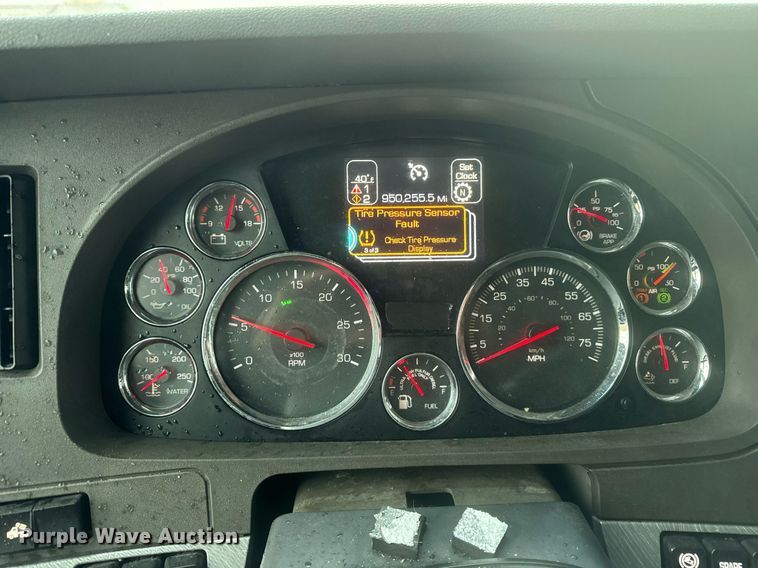 image for item DT2239 2016 Kenworth  T680 semi truck