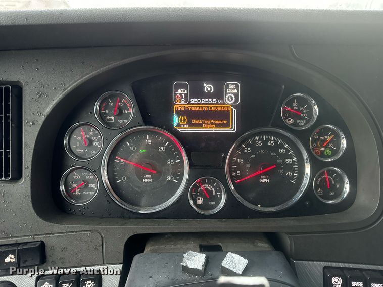 image for item DT2239 2016 Kenworth  T680 semi truck