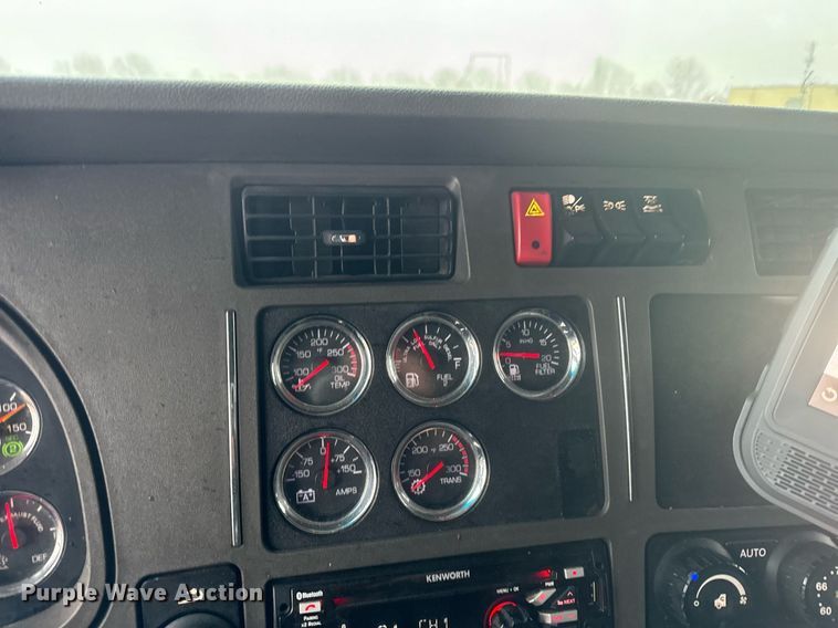 image for item DT2239 2016 Kenworth  T680 semi truck