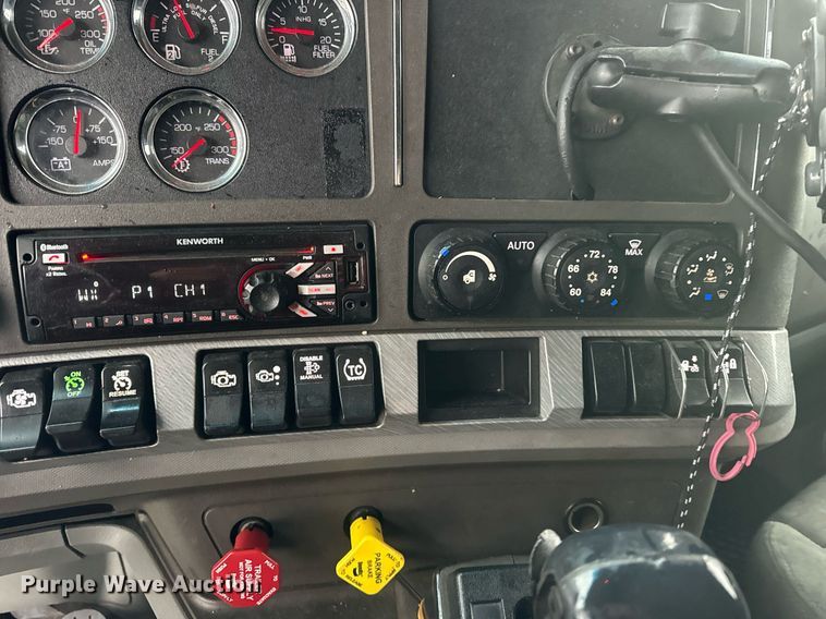 image for item DT2239 2016 Kenworth  T680 semi truck