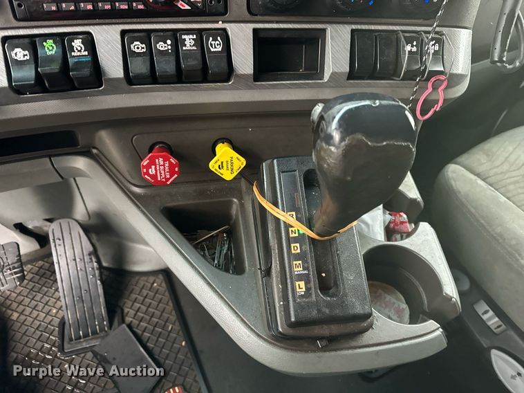 image for item DT2239 2016 Kenworth  T680 semi truck