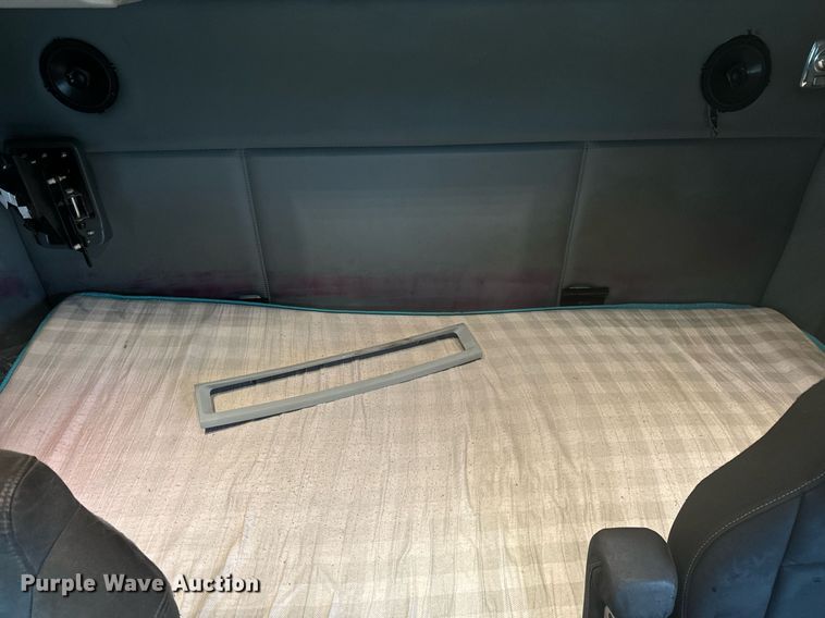 image for item DT2239 2016 Kenworth  T680 semi truck