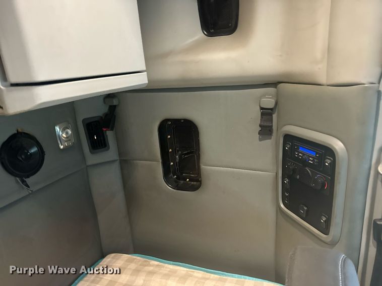 image for item DT2239 2016 Kenworth  T680 semi truck