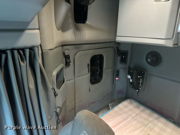 image for item DT2239 2016 Kenworth  T680 semi truck