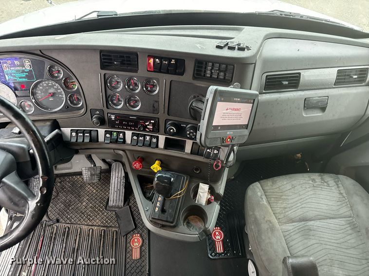 image for item DT2239 2016 Kenworth  T680 semi truck