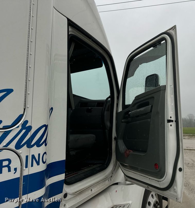 image for item DT2239 2016 Kenworth  T680 semi truck