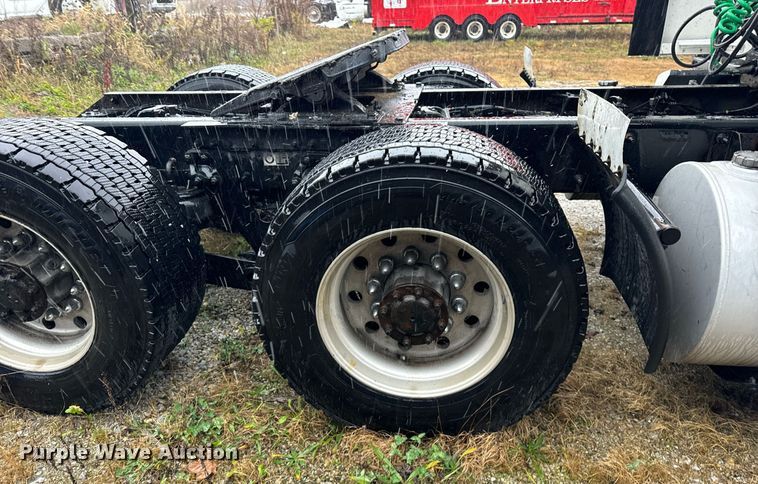 image for item DT2239 2016 Kenworth  T680 semi truck