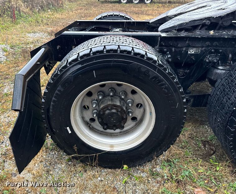 image for item DT2239 2016 Kenworth  T680 semi truck