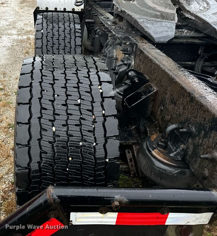 image for item DT2239 2016 Kenworth  T680 semi truck