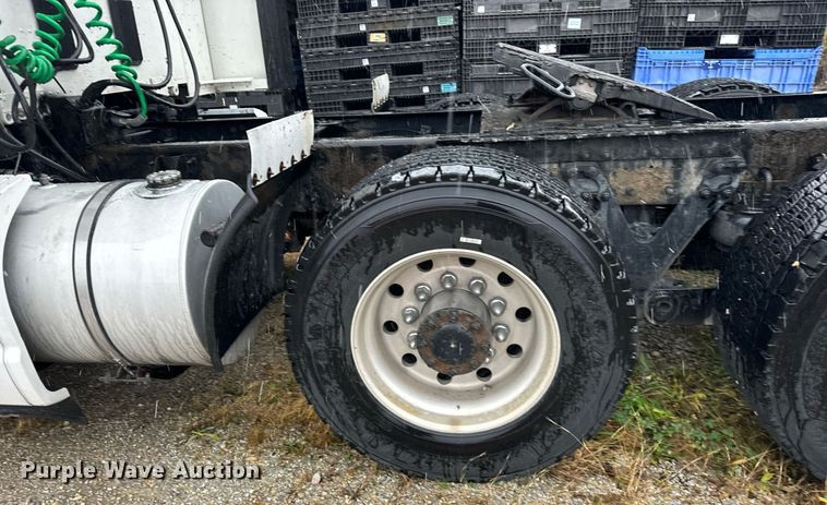 image for item DT2239 2016 Kenworth  T680 semi truck