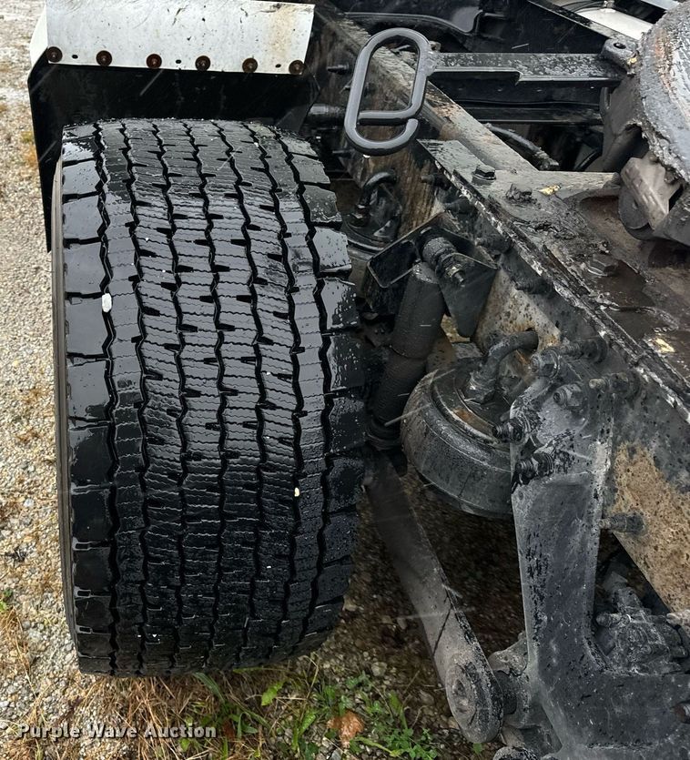 image for item DT2239 2016 Kenworth  T680 semi truck