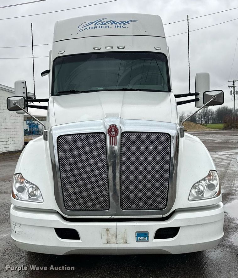 image for item DT2240 2016 Kenworth  T680 semi truck