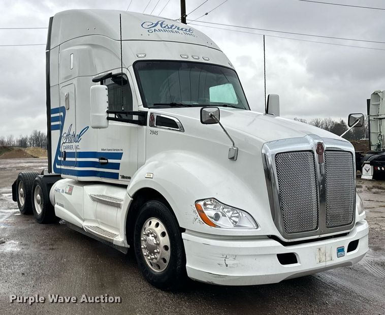 image for item DT2240 2016 Kenworth  T680 semi truck