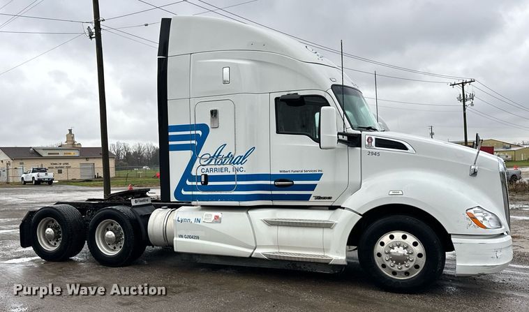 image for item DT2240 2016 Kenworth  T680 semi truck
