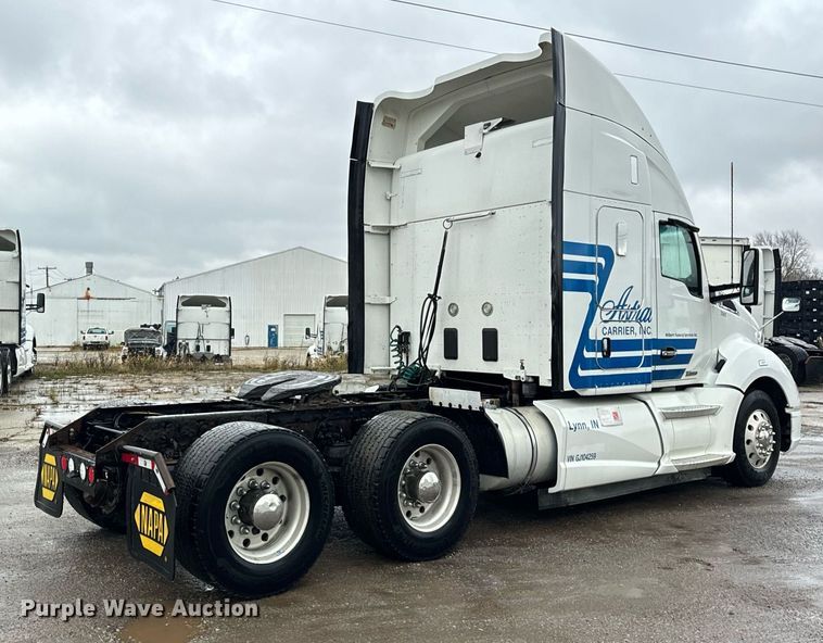 image for item DT2240 2016 Kenworth  T680 semi truck