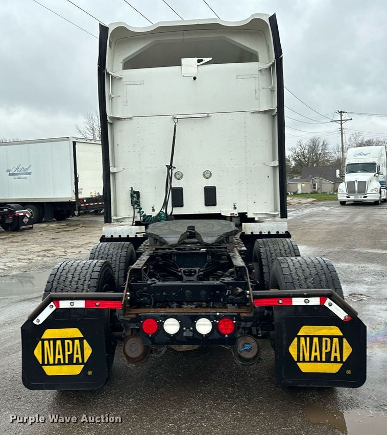 image for item DT2240 2016 Kenworth  T680 semi truck
