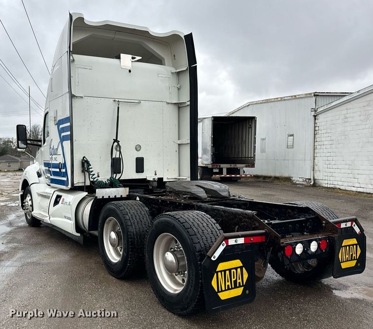 image for item DT2240 2016 Kenworth  T680 semi truck