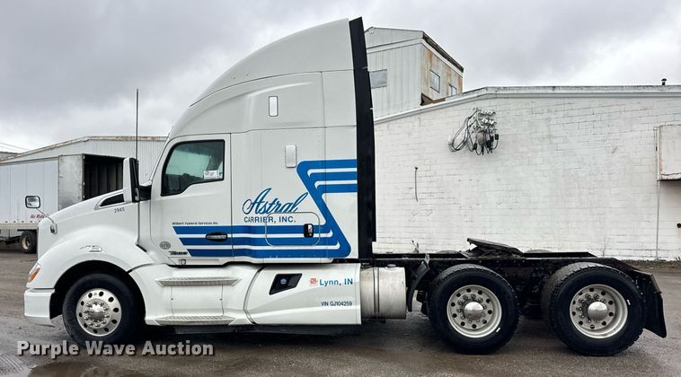 image for item DT2240 2016 Kenworth  T680 semi truck