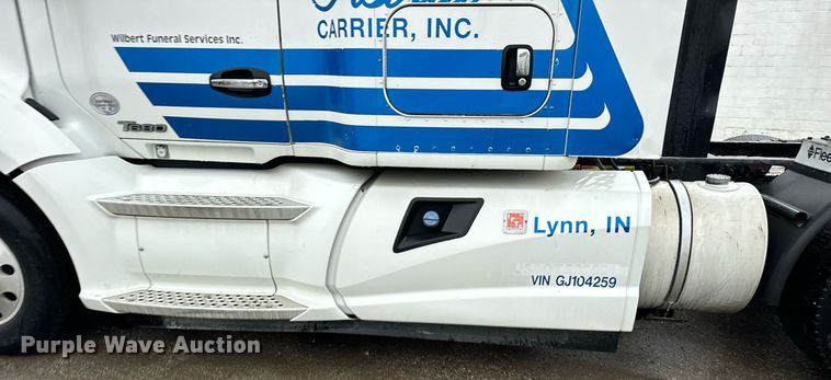 image for item DT2240 2016 Kenworth  T680 semi truck