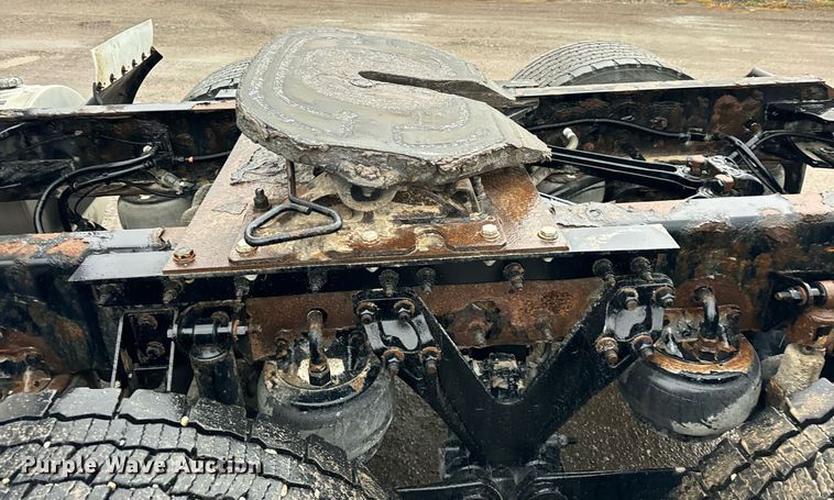 image for item DT2240 2016 Kenworth  T680 semi truck