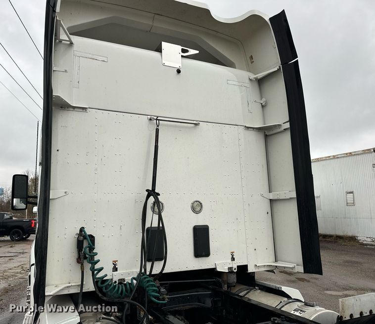 image for item DT2240 2016 Kenworth  T680 semi truck