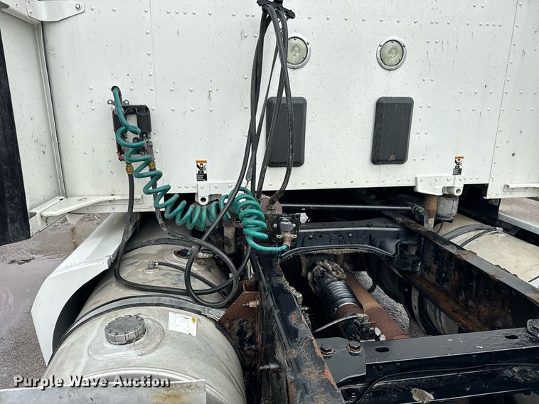 image for item DT2240 2016 Kenworth  T680 semi truck