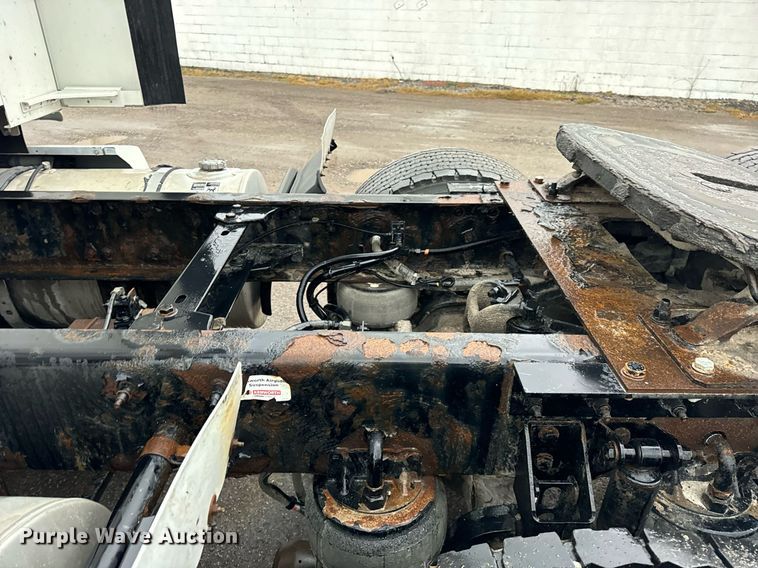 image for item DT2240 2016 Kenworth  T680 semi truck