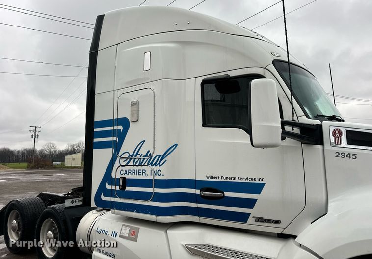 image for item DT2240 2016 Kenworth  T680 semi truck